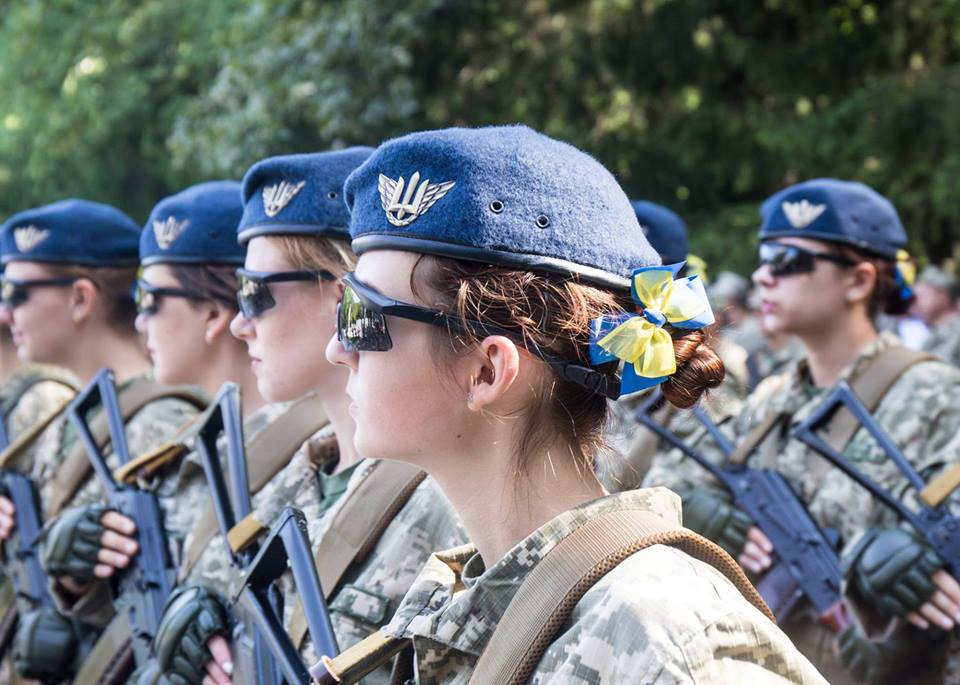Комбат ВСУ предложил сделать военнообязанными всех украинок с 18 лет