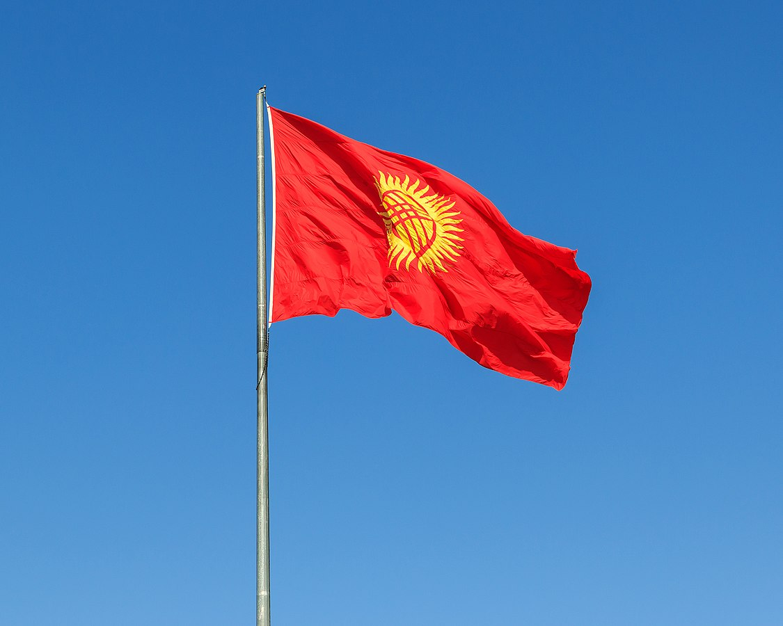 В Киргизии две исламистки сожгли государственный флаг страны