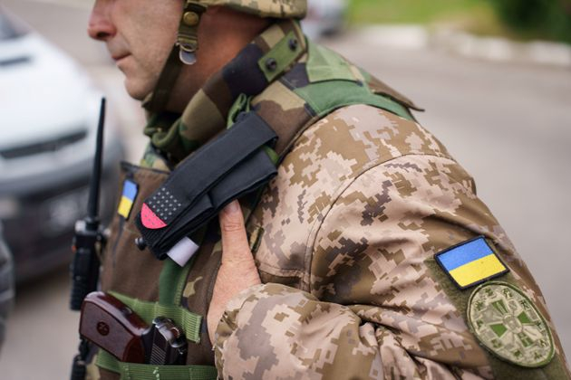 В Киевской области пьяный мужчина набросился с ножом на кассира заправки