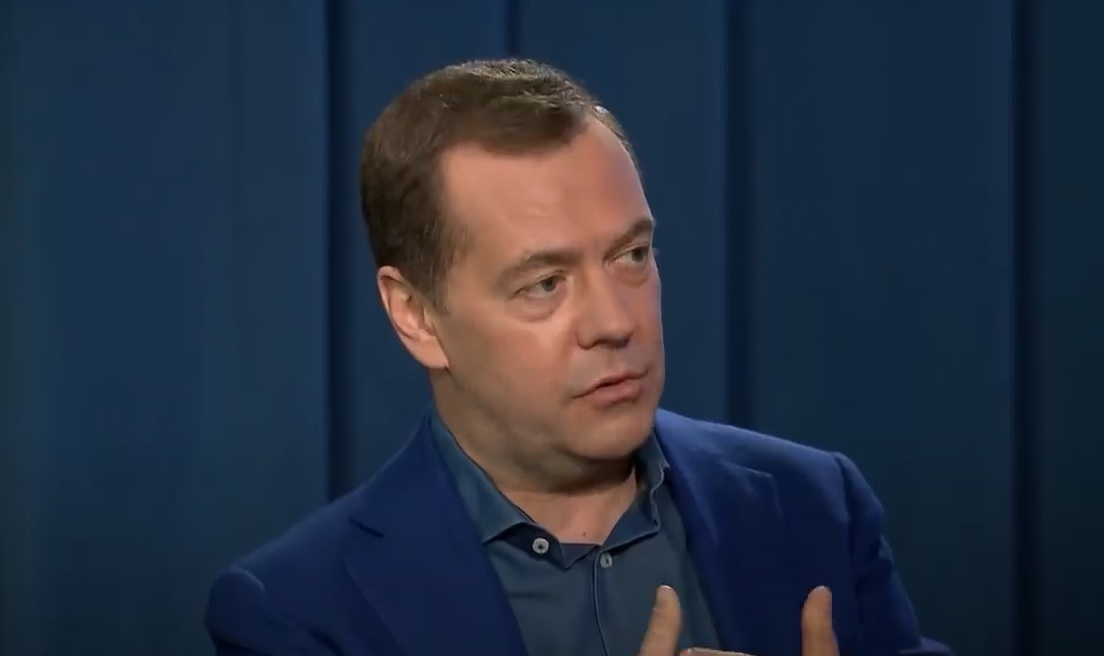 Медведев поздравил граждан с Днем России картой, включающей Украину