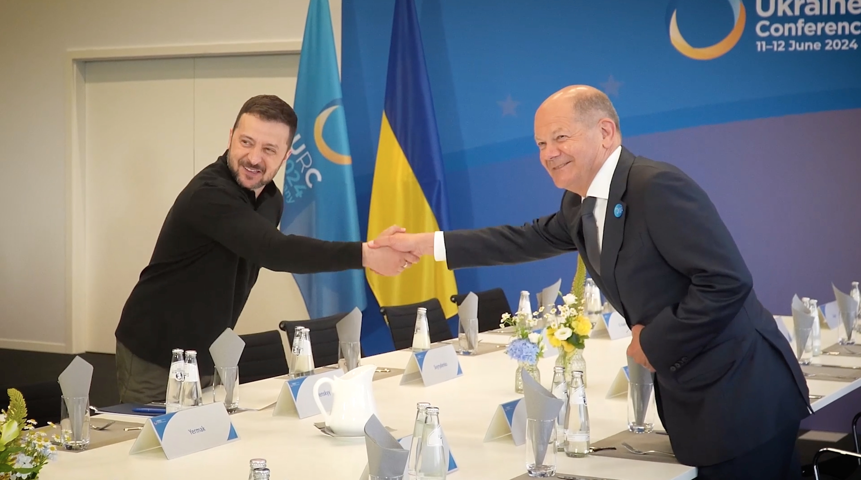 Зеленского обвинили в отъезде в Швейцарию на фоне массовой гибели украинцев