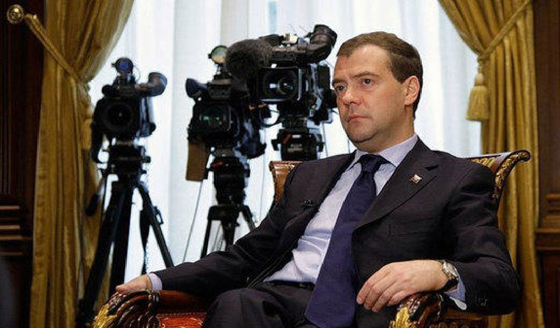 Медведев призвал бороться с противниками России любыми доступными способами