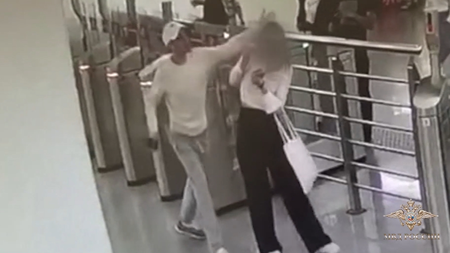 В столичном метро мужчина избил девушку из-за замечания
