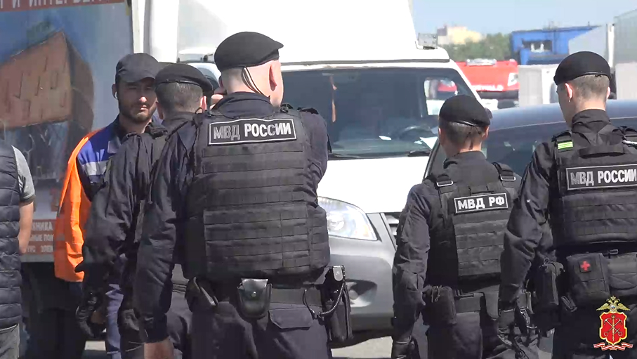 В Петербурге задержали около 50 мигрантов на оптовых рынках