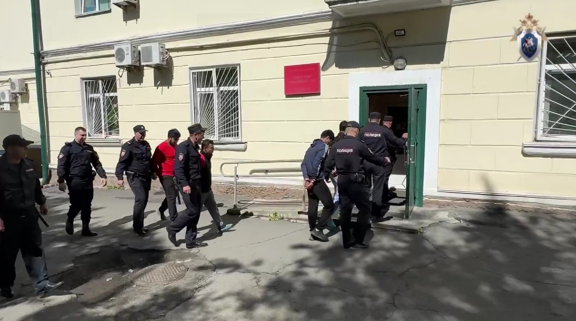 Во Владивостоке мигранты изнасиловали сотрудницу кафе
