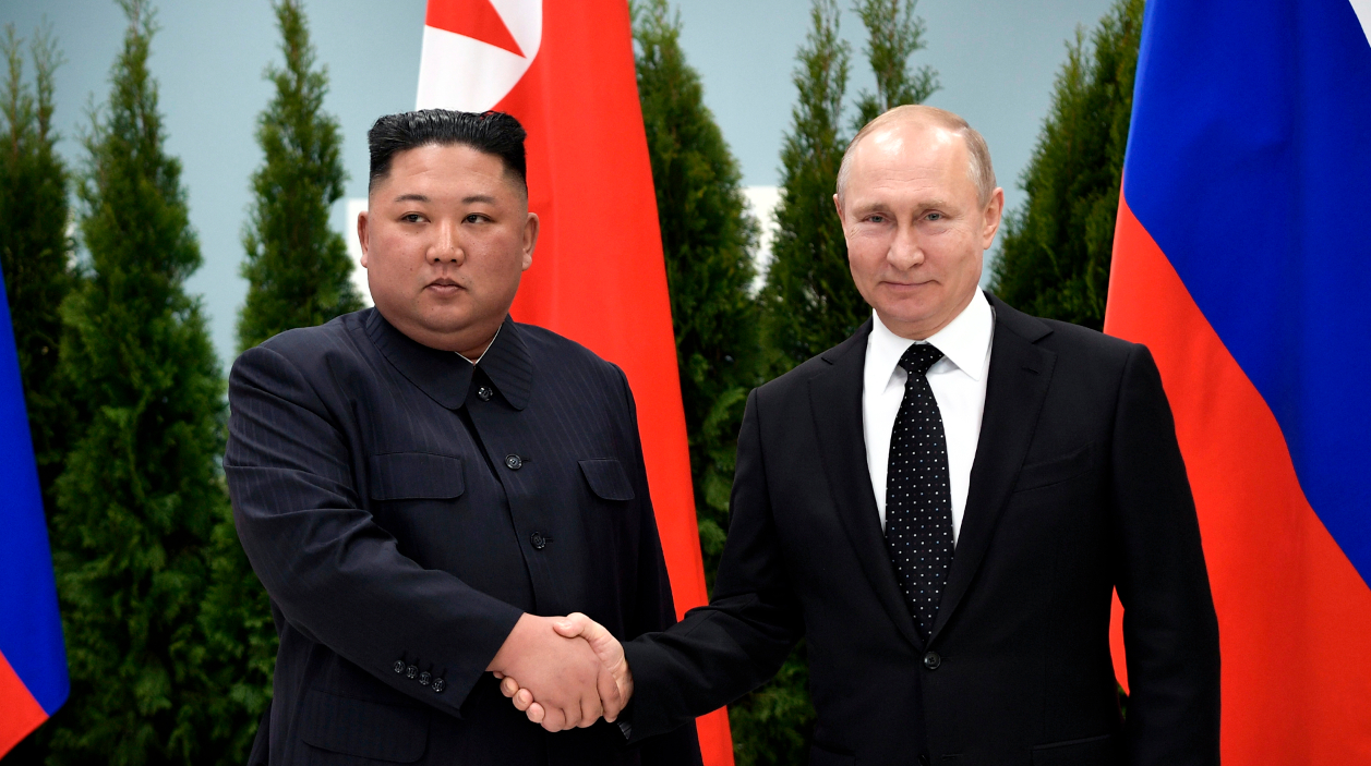 Улицы Пхеньяна украсили флагами России и портретами Путина к его визиту в КНДР