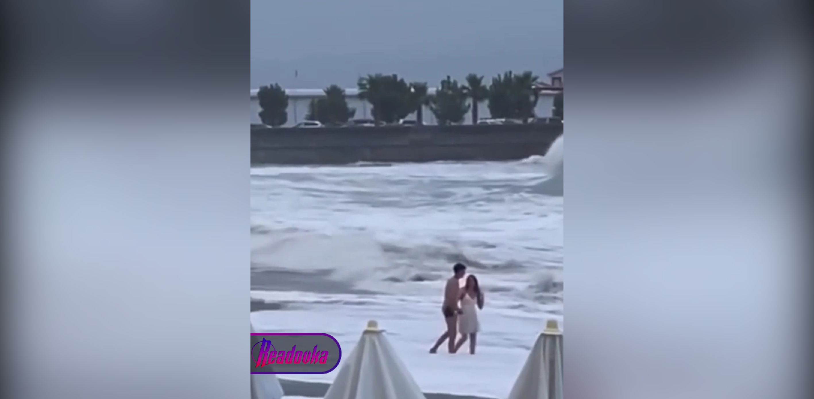 В Сочи девушку унесло волной в море во время прогулки