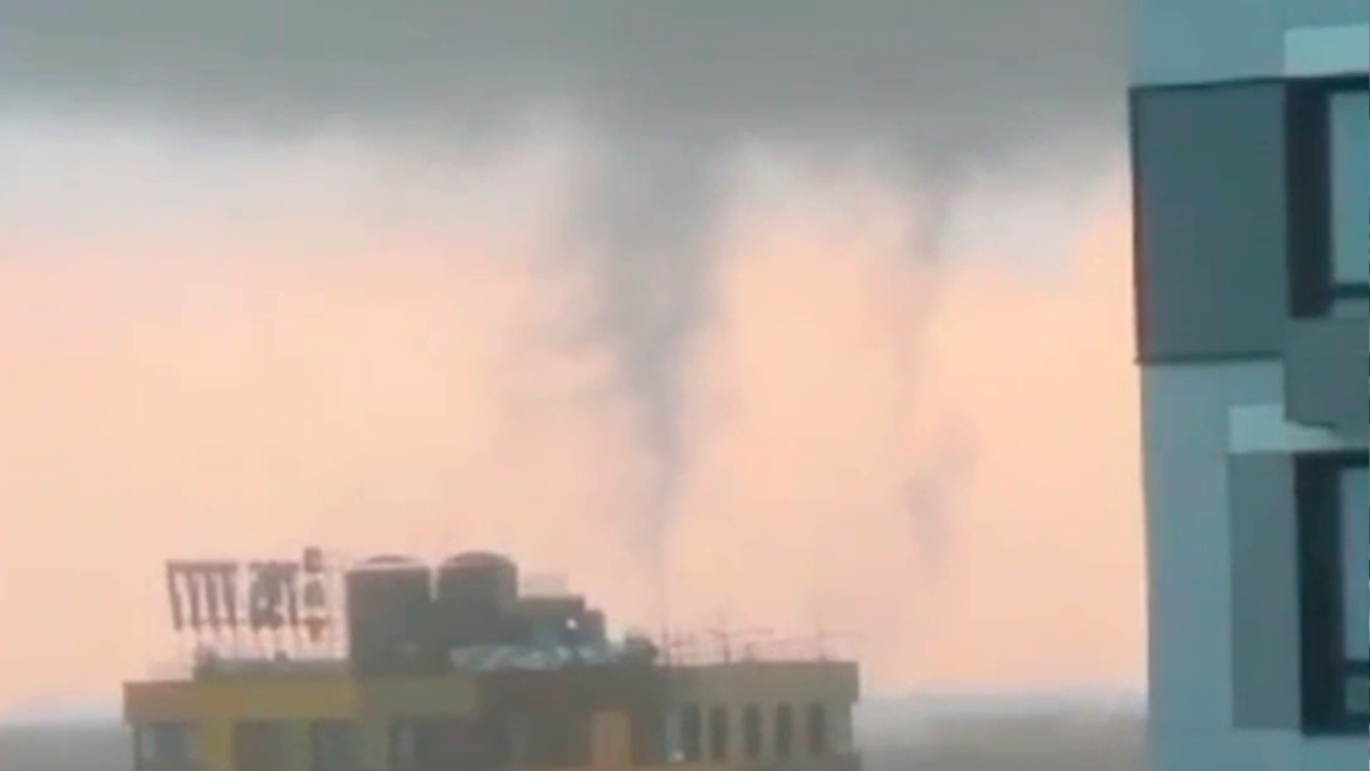 Появилось видео с попыткой образования торнадо над Москвой