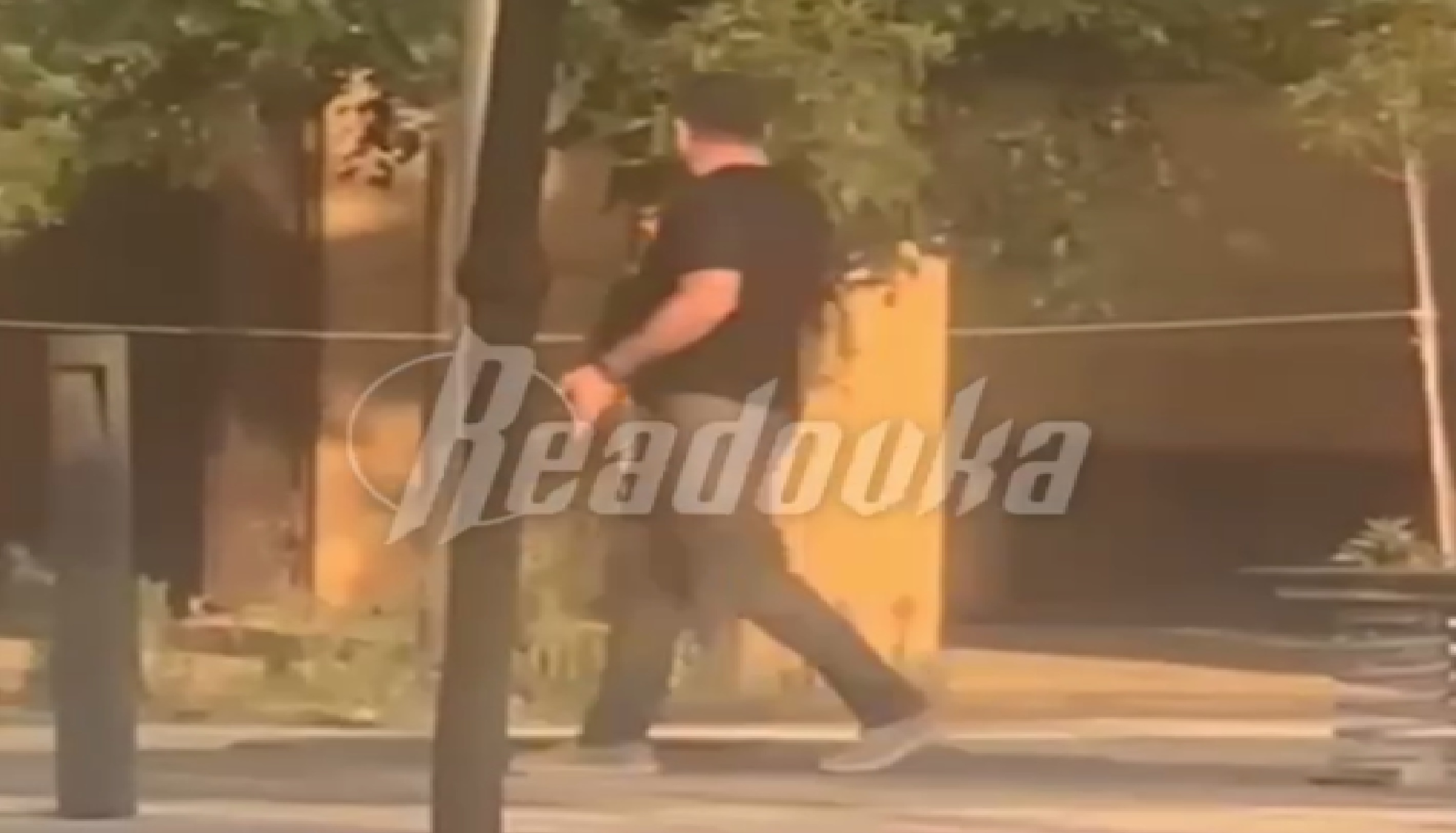 На улицах Дербента заметили неизвестного с автоматом Калашникова