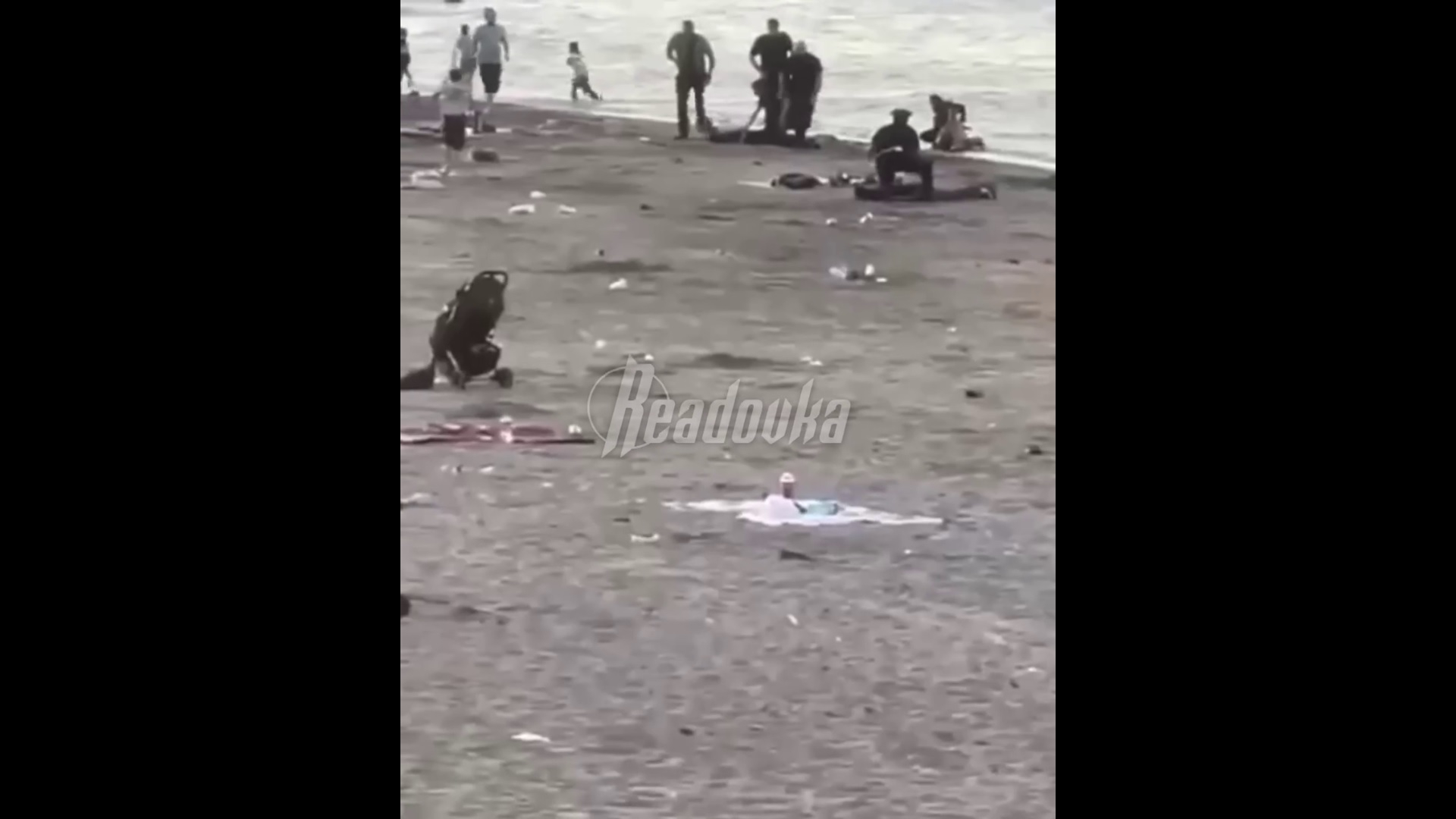На пляже Махачкалы задержали двух участников нападения на полицейских