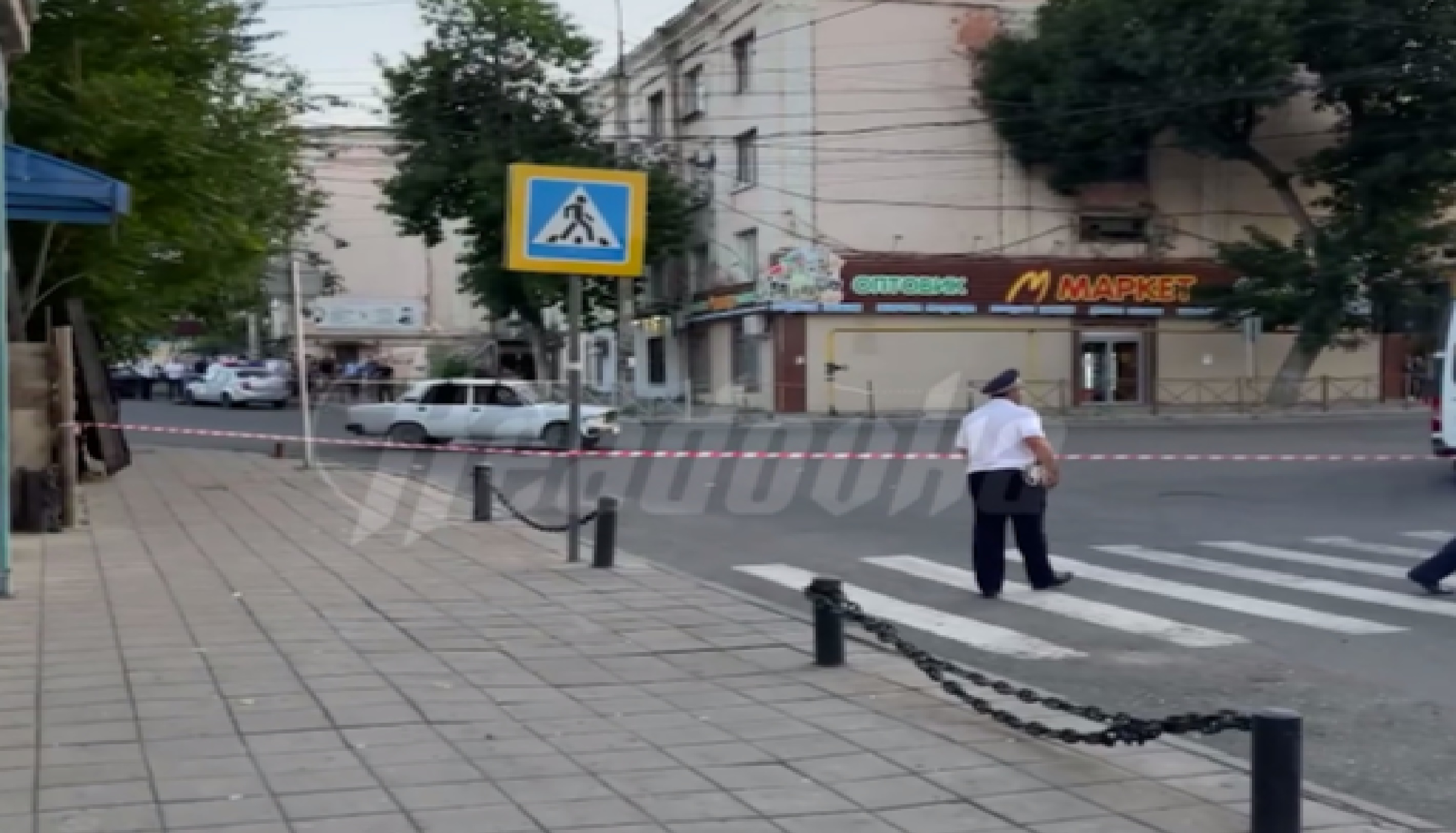 Правоохранители оцепили машину террористов, напавших на синагогу в Дагестане