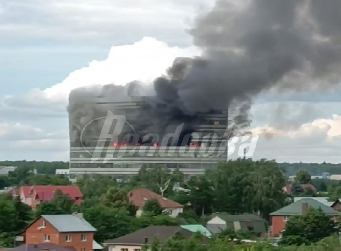 Огонь охватил три этажа НИИ «Платан» во Фрязине