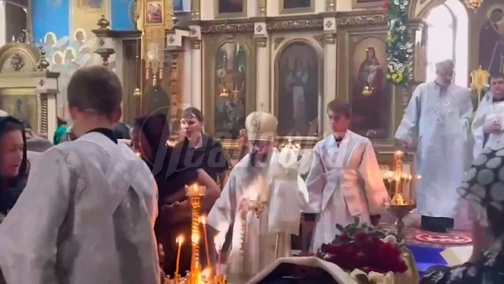 В Махачкале прошло отпевание охранника, спасшего людей от террористов ценой своей жизни