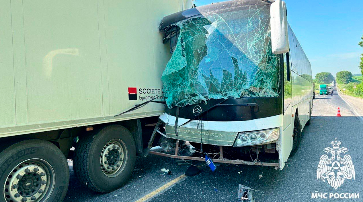 В Кузбассе 17 человек пострадали в ДТП с автобусом и грузовиком