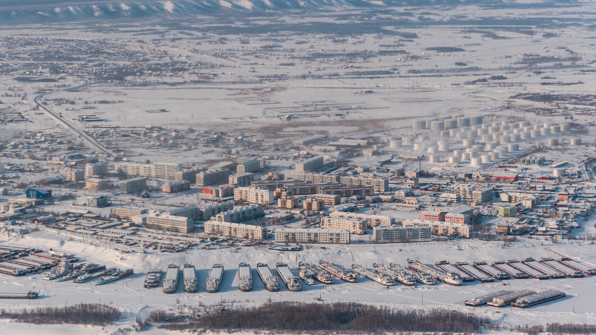 В Якутии полицейский с женой ворвались в чужой дом и устроили оргию