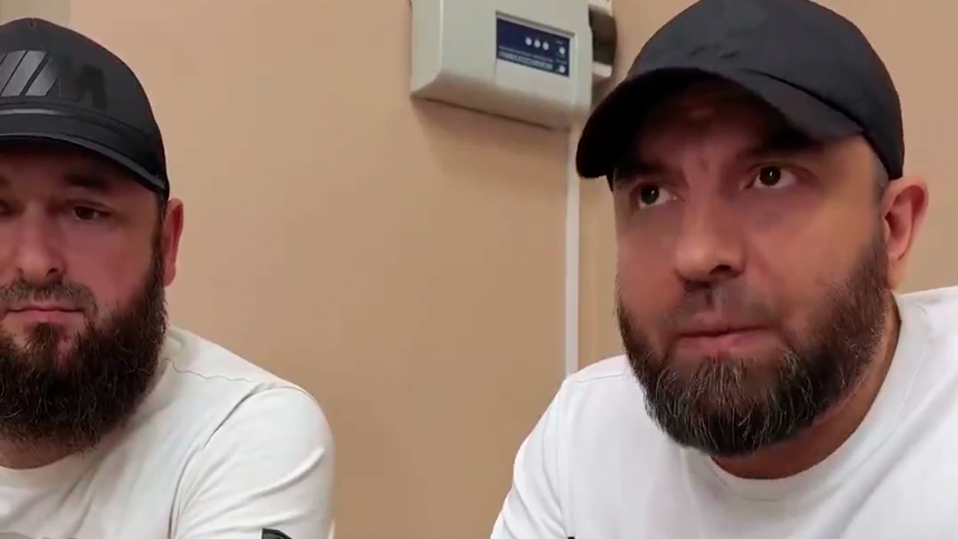 В Дагестане радикалы заставили извиняться врача, якобы не принявшего девушку в никабе