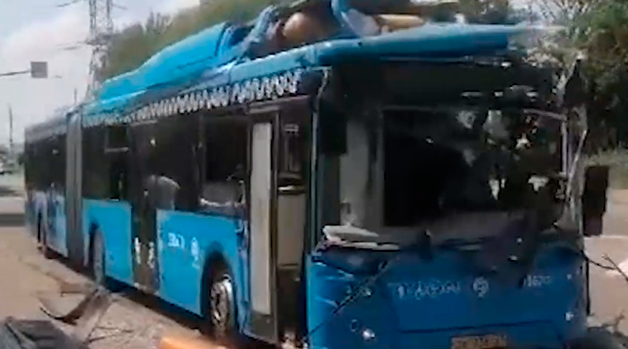 На севере Москвы в автобусе взорвался баллон