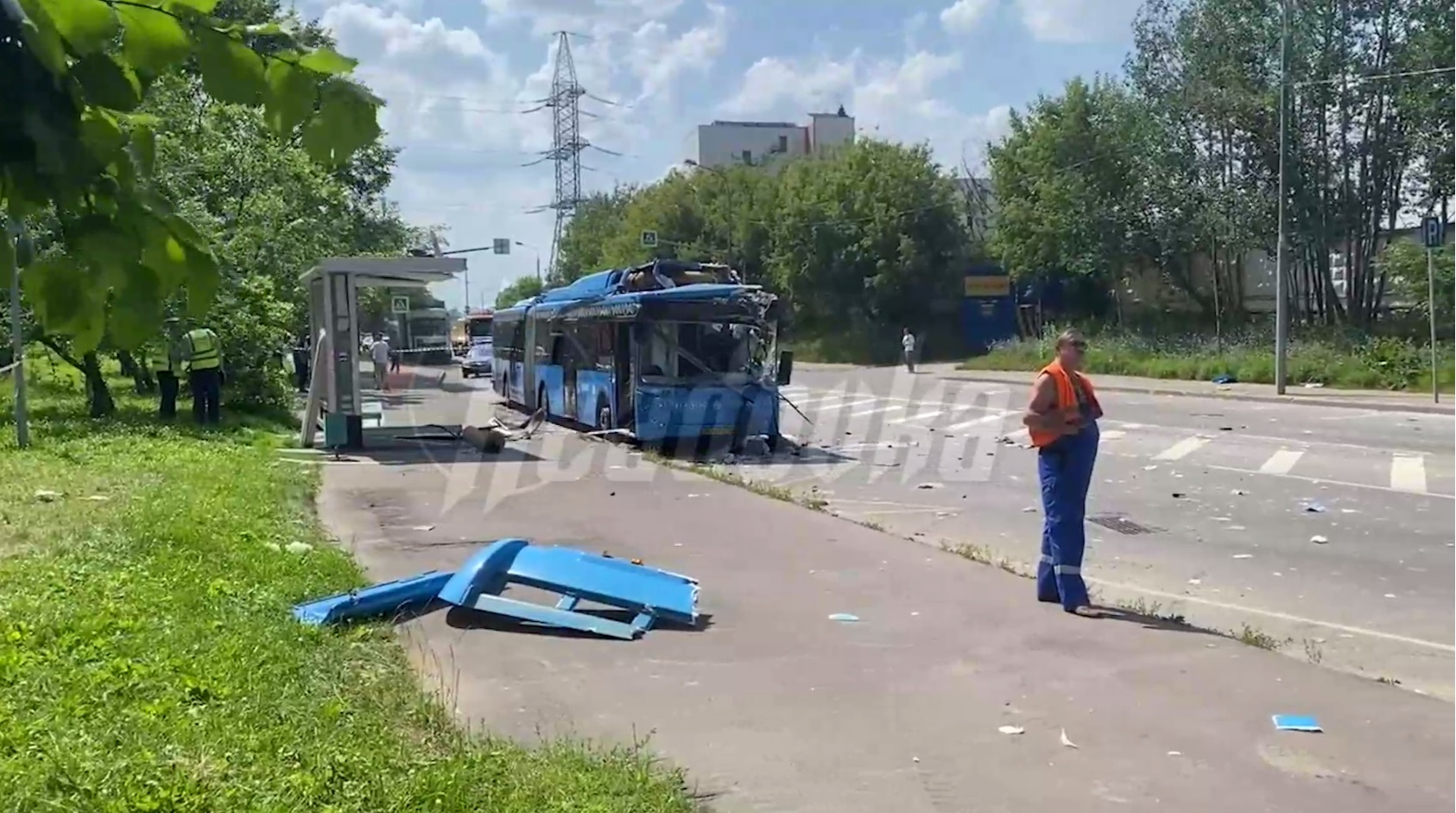 Следовавший за автобусом автомобилист поспешил на помощь водителю после взрыва