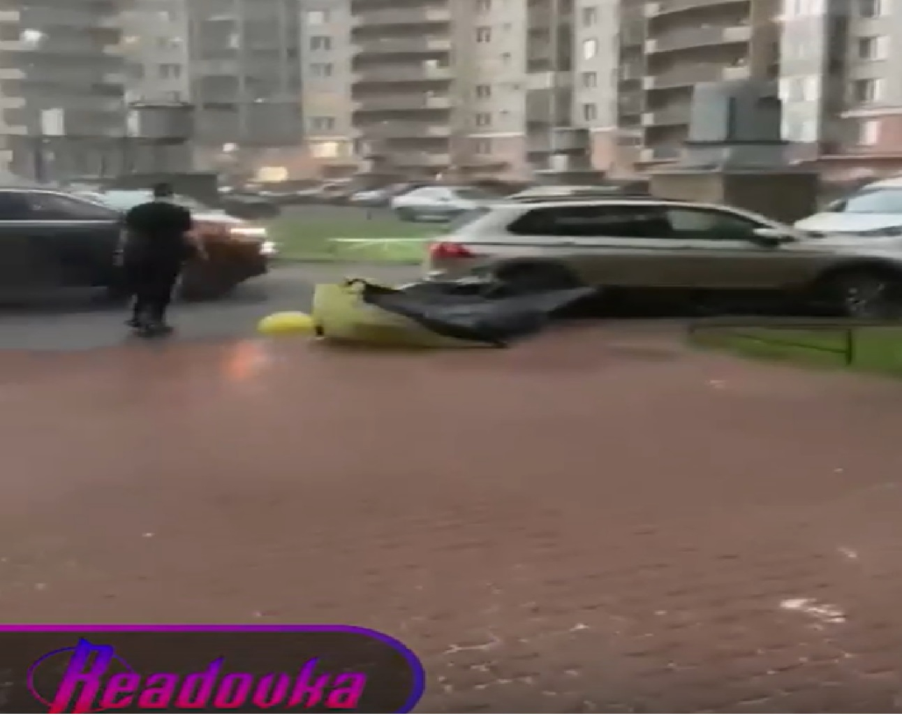 В Петербурге во время урагана надувной матрас повалил девушку на землю