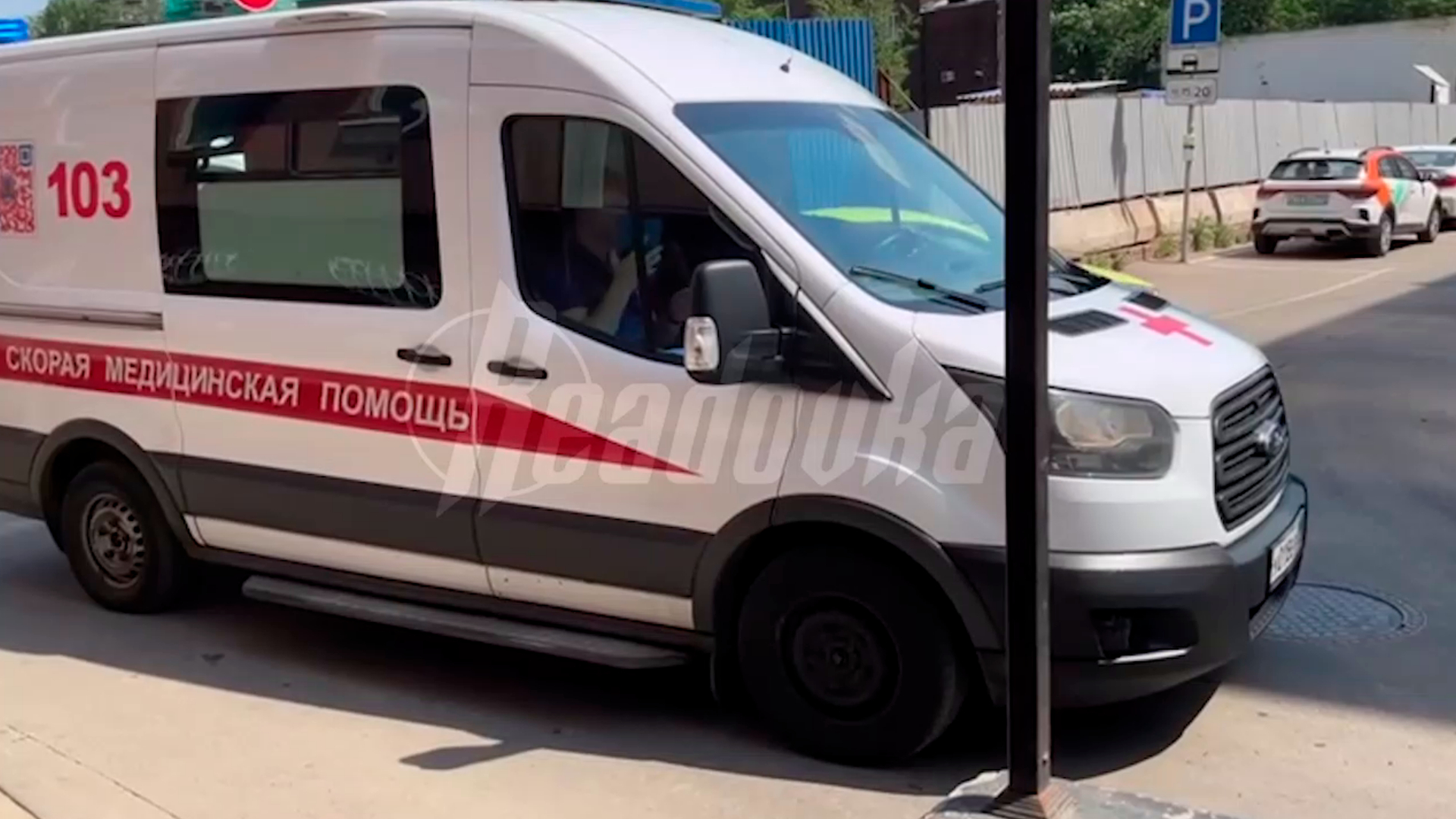 Тело погибшего из-за жары крановщика спускали по тросу до ближайшего здания