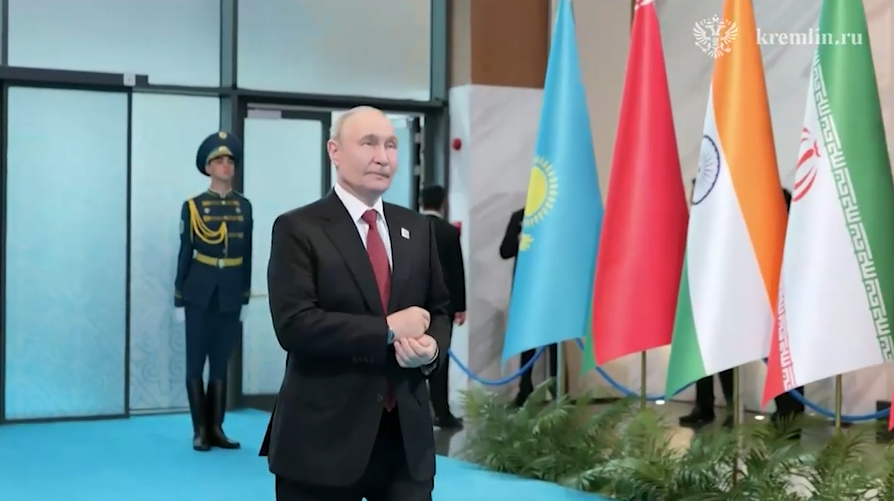 Путин прибыл во Дворец Независимости в Астане для участия в саммите ШОС