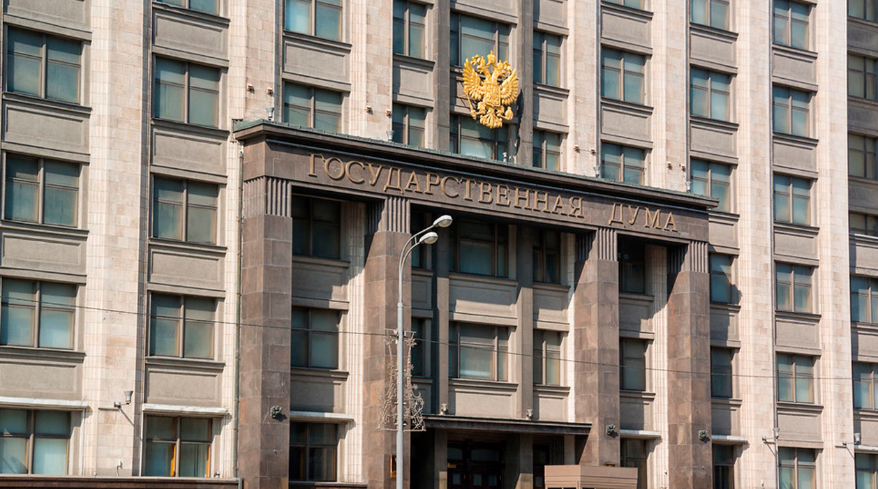 Госдума приняла закон о прекращении полномочий депутатов за несогласованный выезд за границу
