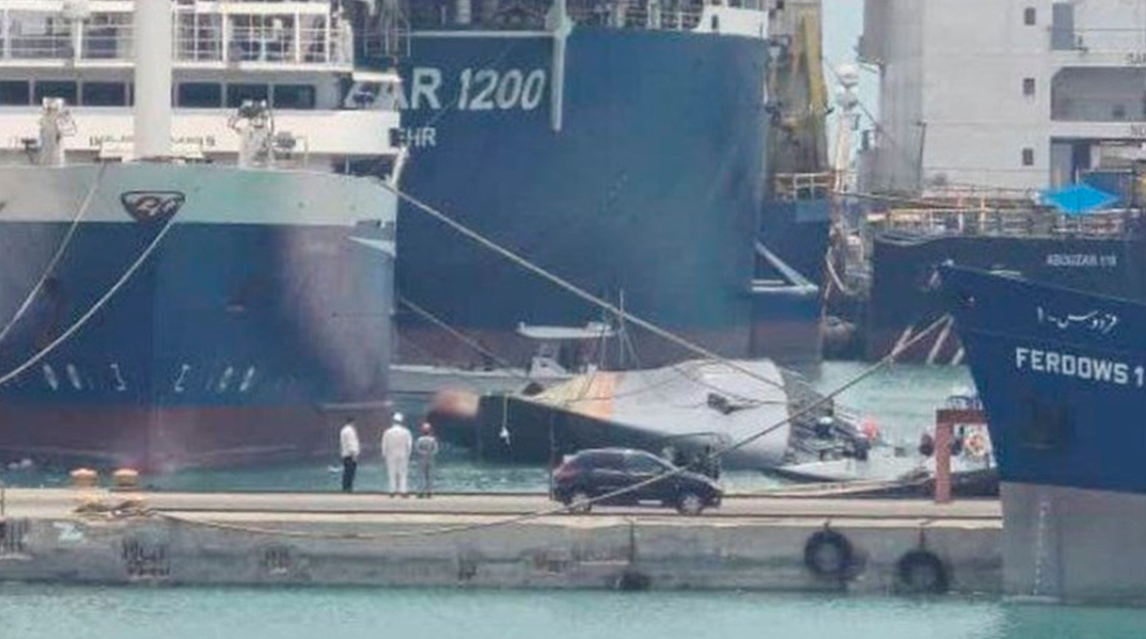 Корабль ВМС иранской армии затонул в порту