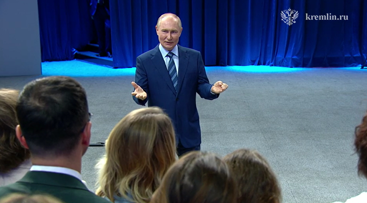 Путин посетил церемонию закрытия международного форума-выставки «Россия»