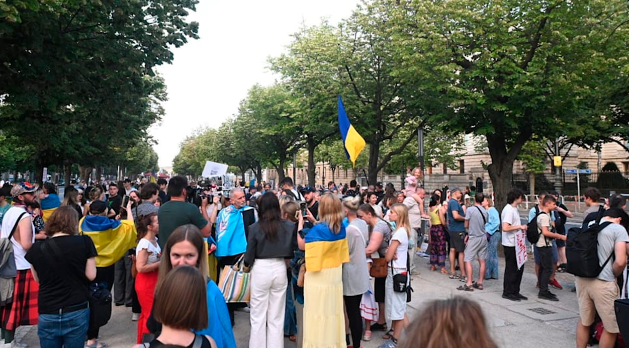 Митингующим в Германии украинцам запретили говорить на родном языке