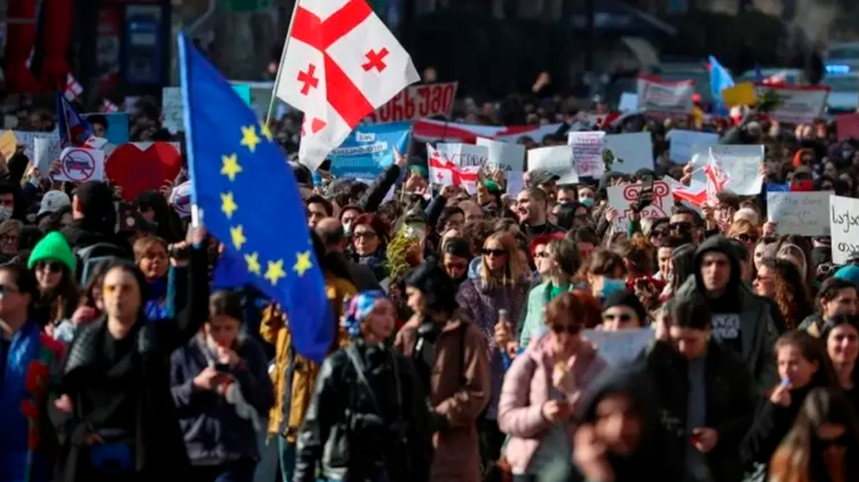 СВР: США хотят переложить вину за митинги в Грузии на Россию