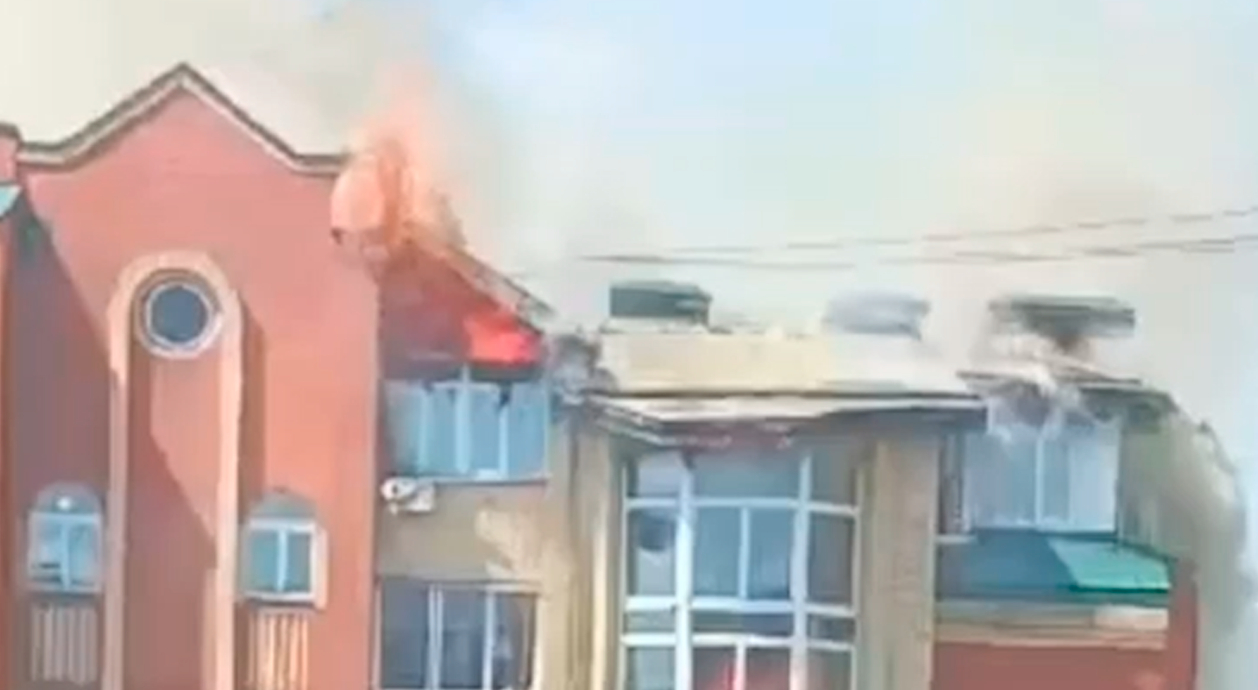 В Подмосковье более двух часов горит многоэтажный дом