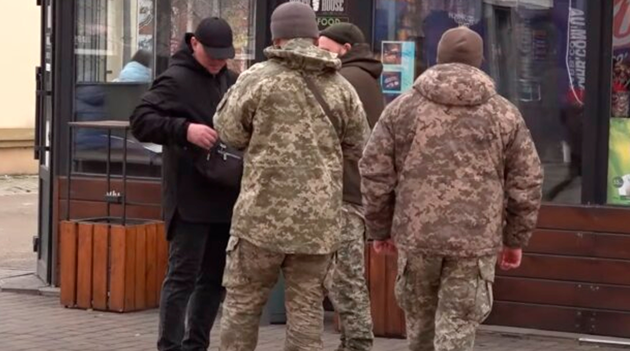Боевик ВСУ рассказал, как военкомы избивают табуретками ради подписания документов