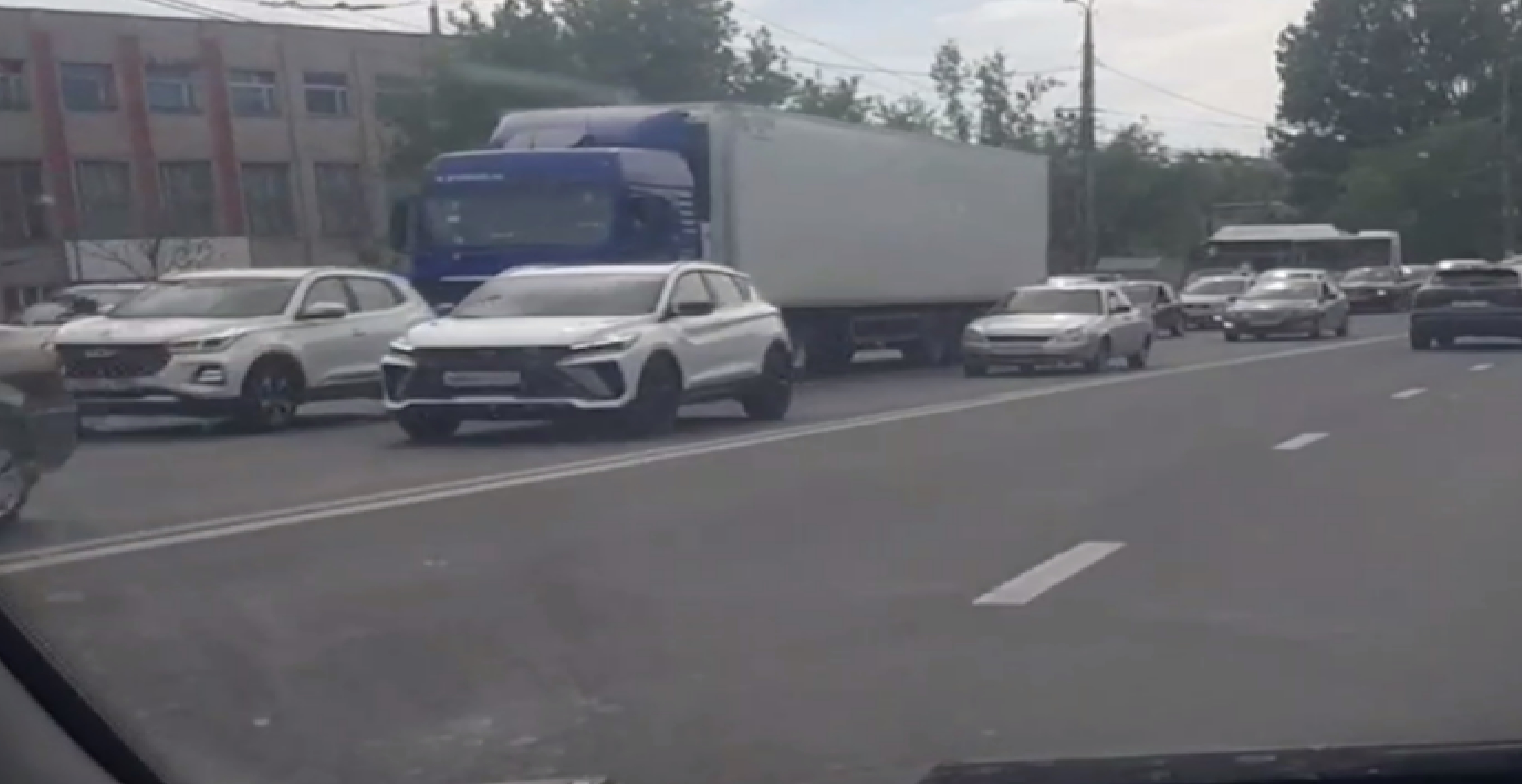 На трассе от Сызрани до Тольятти образовалась большая пробка