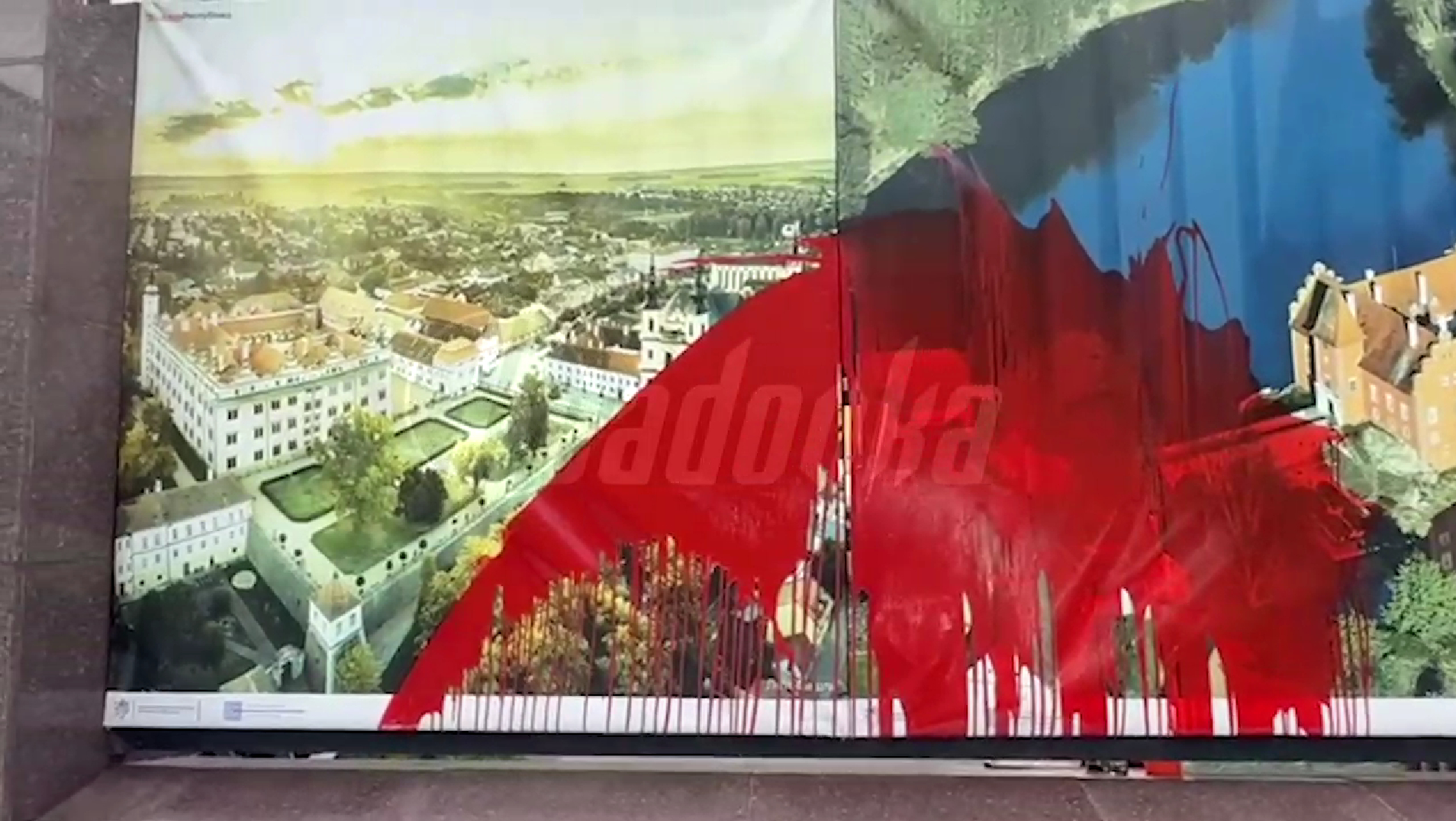 Неизвестные облили краской посольство Чехии в Москве