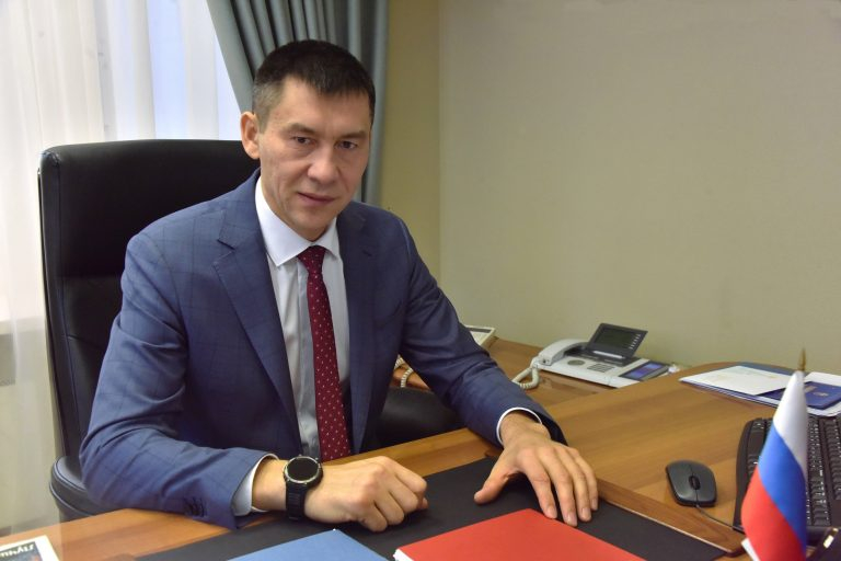 Свердловский министр призвал женщин строить карьеру после рождения детей