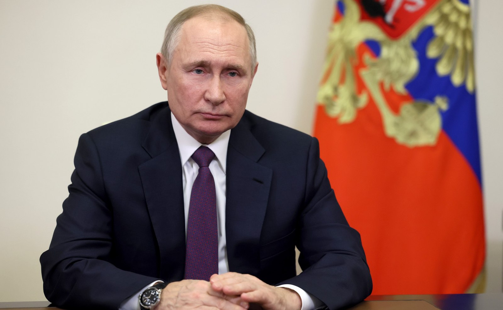 Путин подписал закон о выплатах для семей с 2 и более детьми