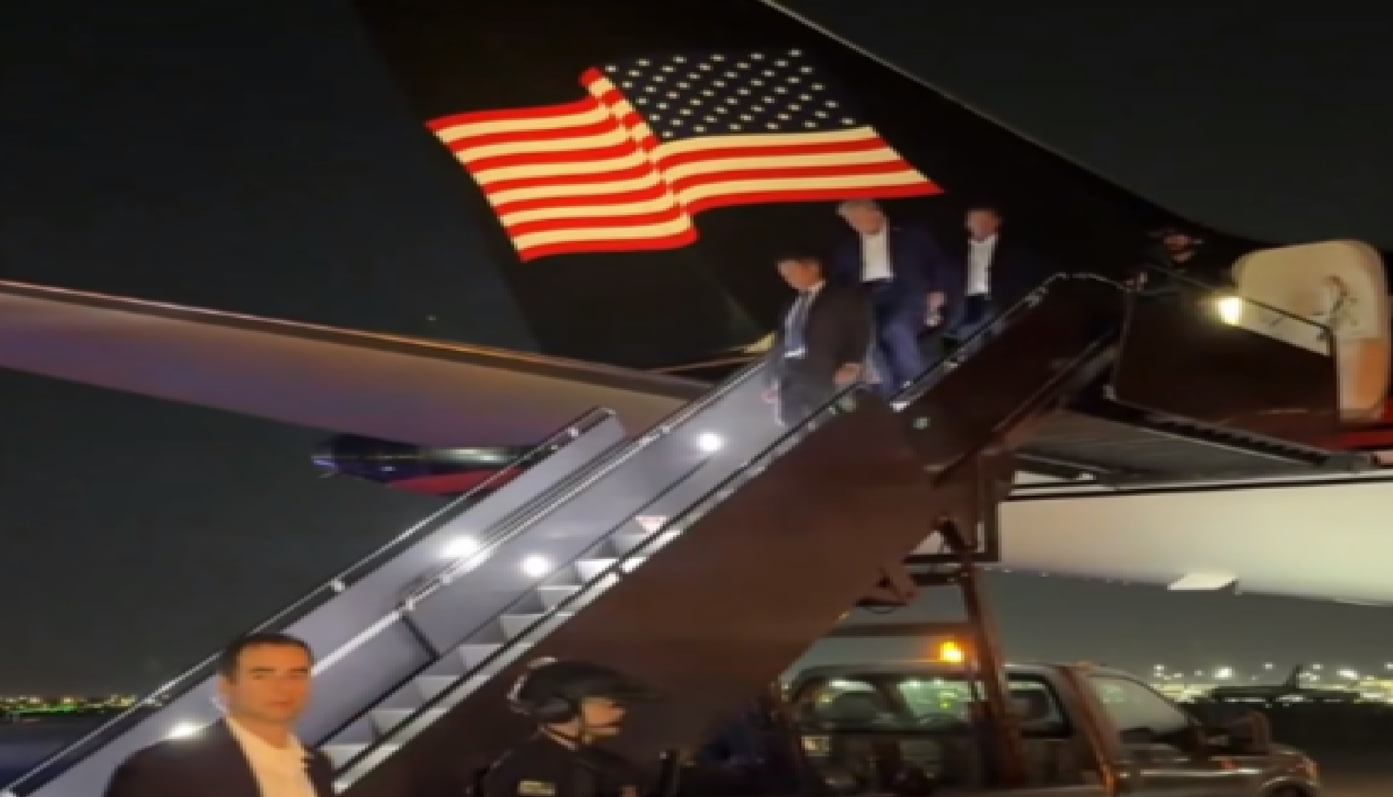 Появилось видео прибытия Трампа в аэропорт в Нью-Джерси после покушения