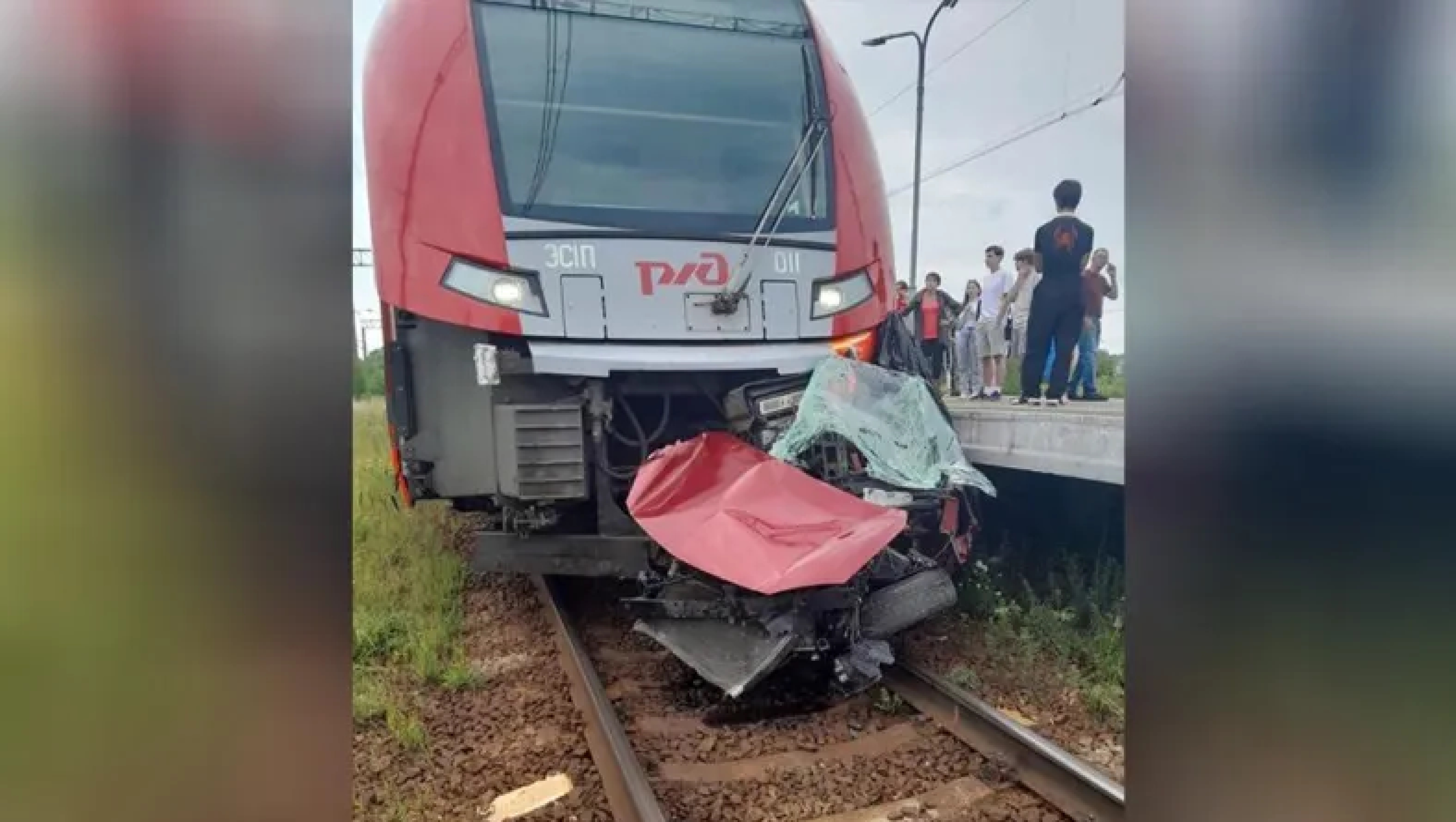 В Ленобласти «Ласточка» протаранила легковой автомобиль с детьми