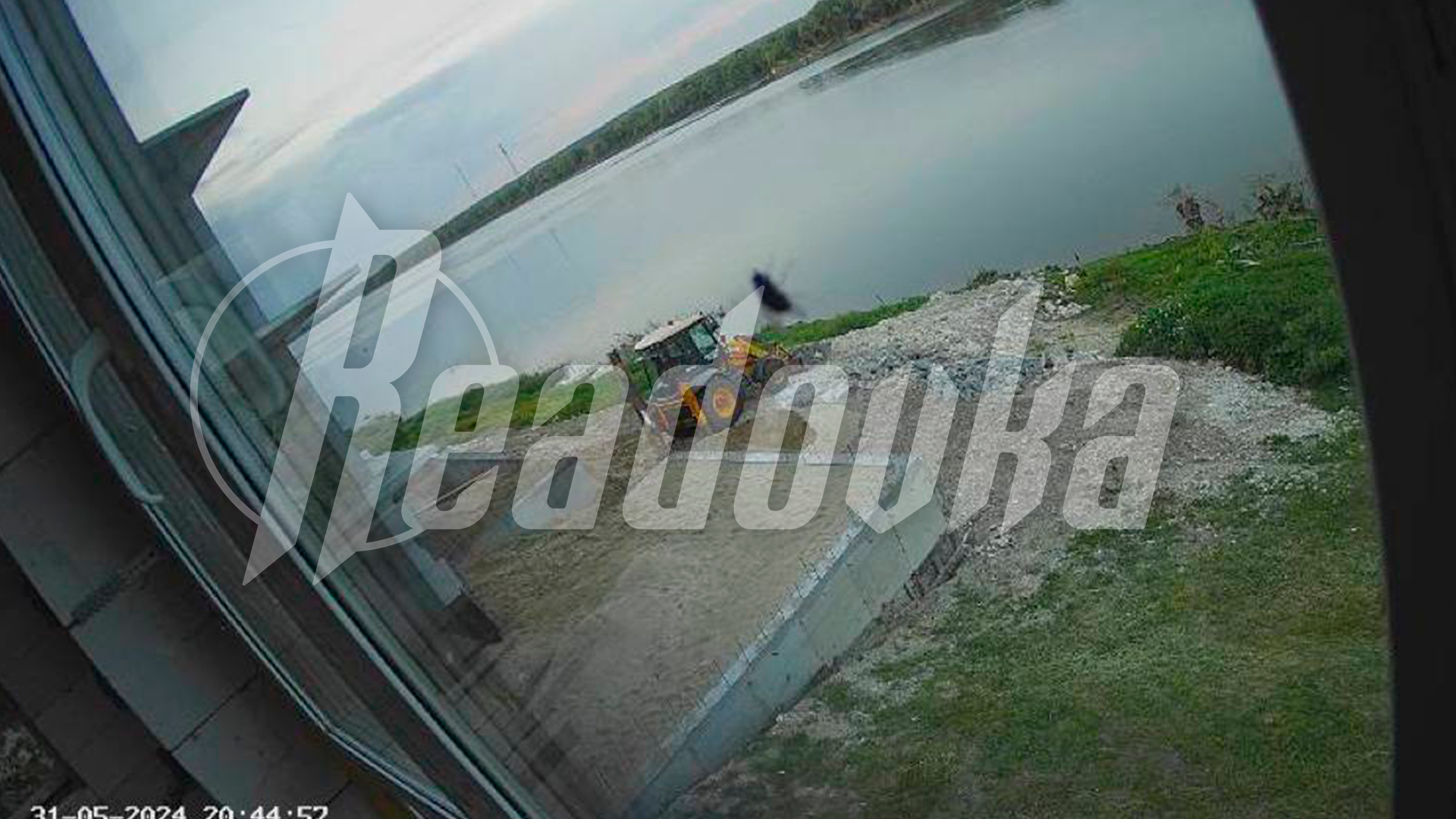 В Коломне сосед организовал незаконную стройку, установив линию электропередач рядом с водой