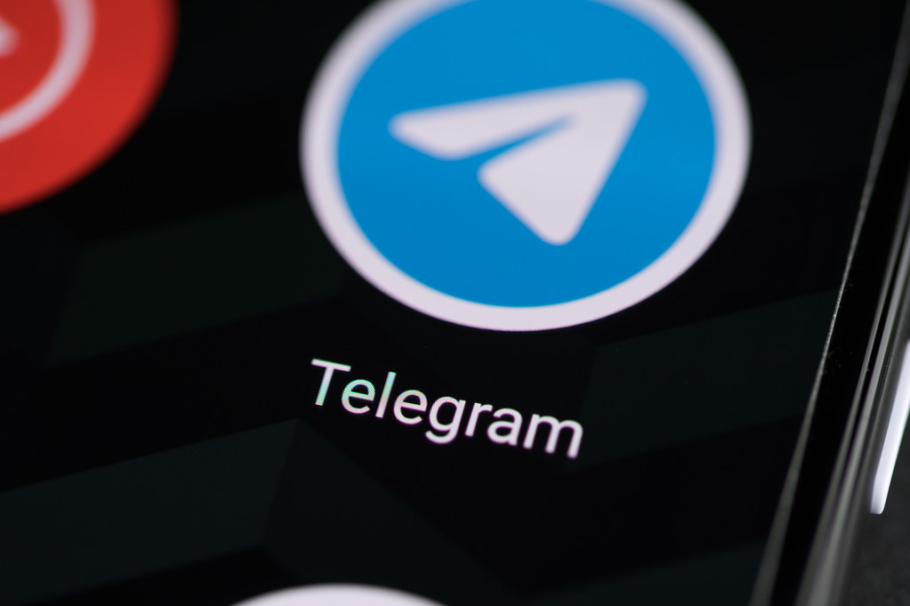 Взломанные Telegram-каналы Украины и России стали призывать украинцев сдаваться