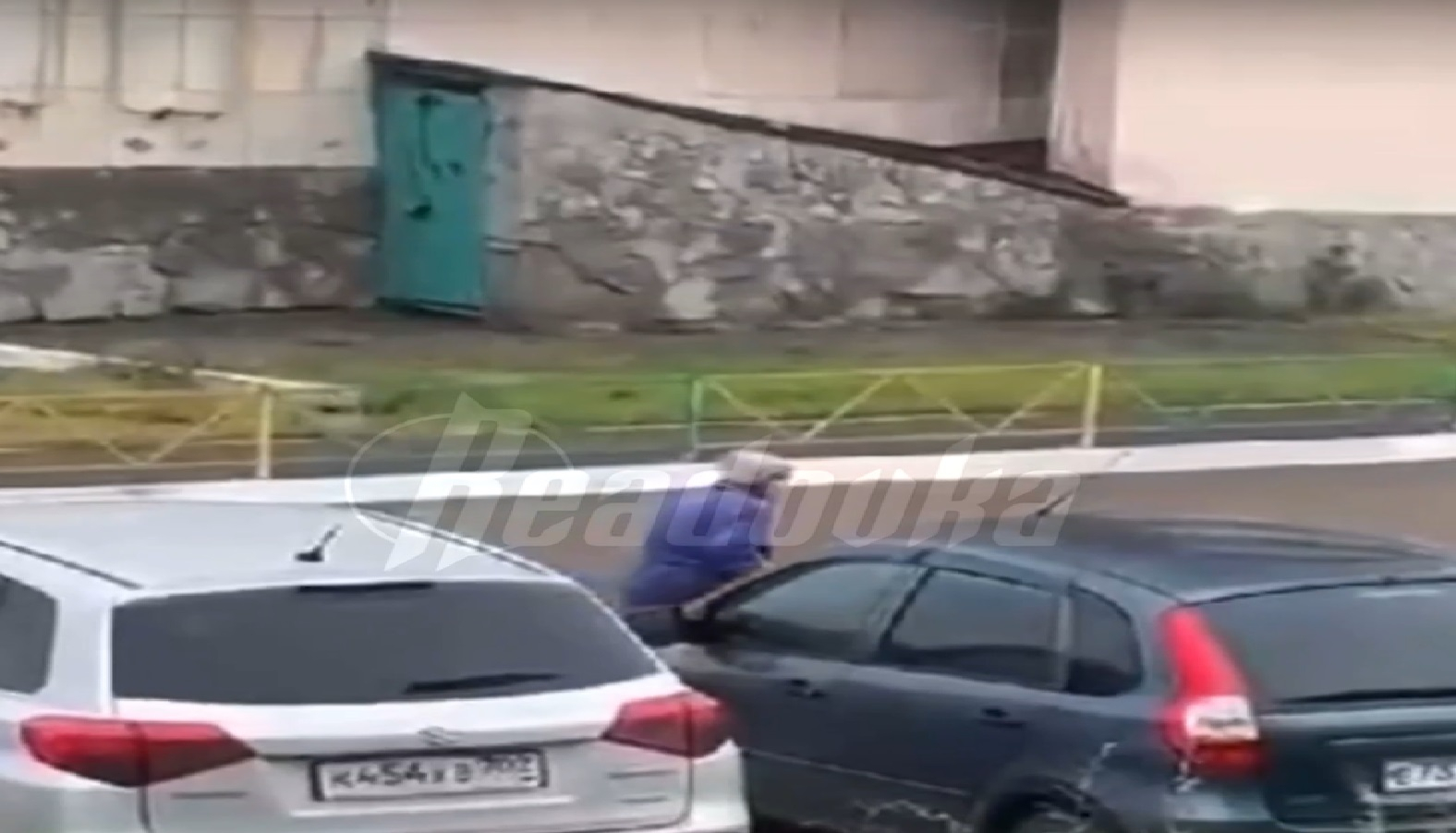 В Башкирии пенсионерка разбила тростью восемь автомобилей