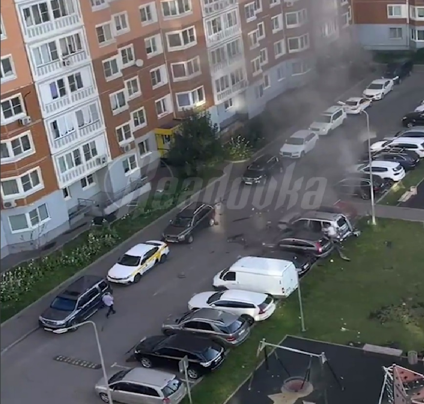 Взрывотехники с помощью робота извлекли осколки из взорвавшейся в Москве машины