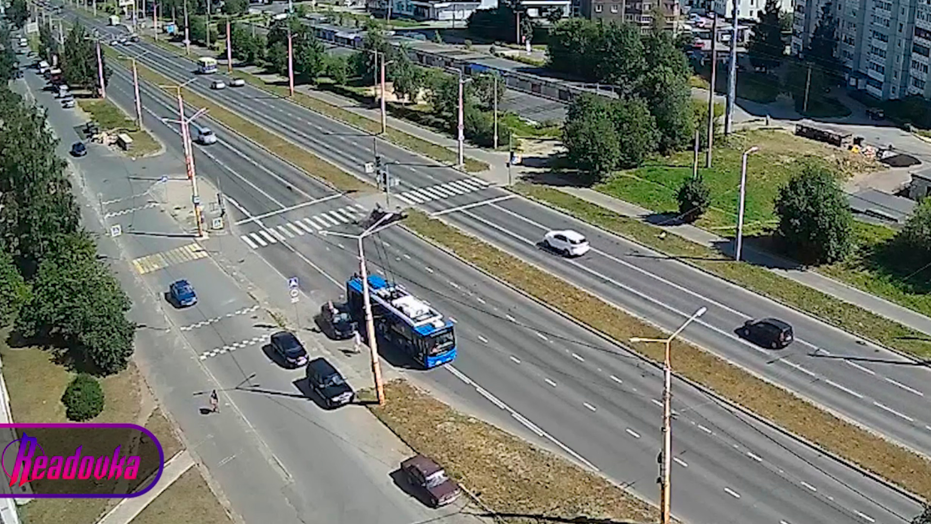 В Петрозаводске автомобиль сбил выходивших из троллейбуса людей