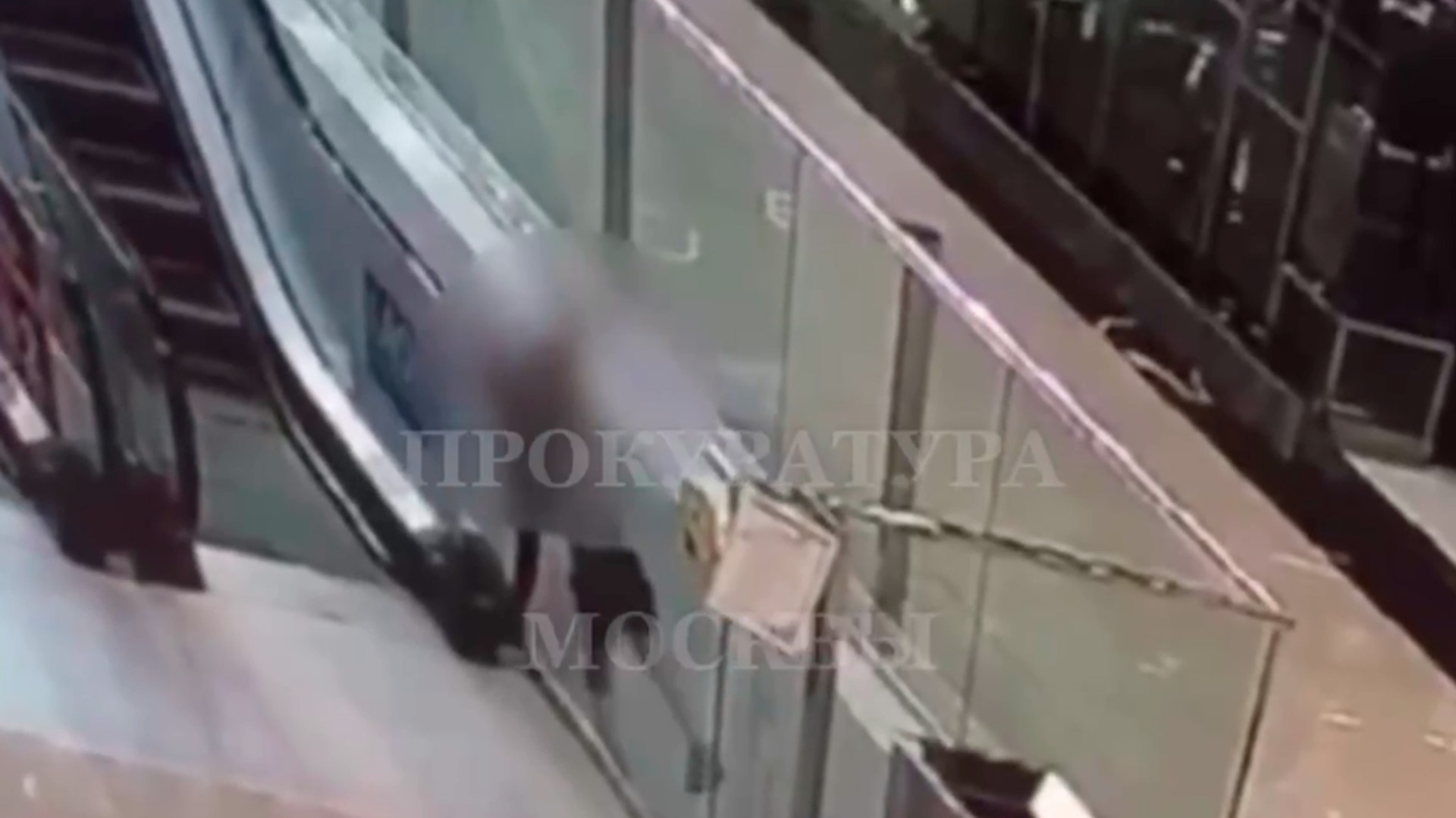 Ребенок упал со второго этажа в торговом центре в Москве