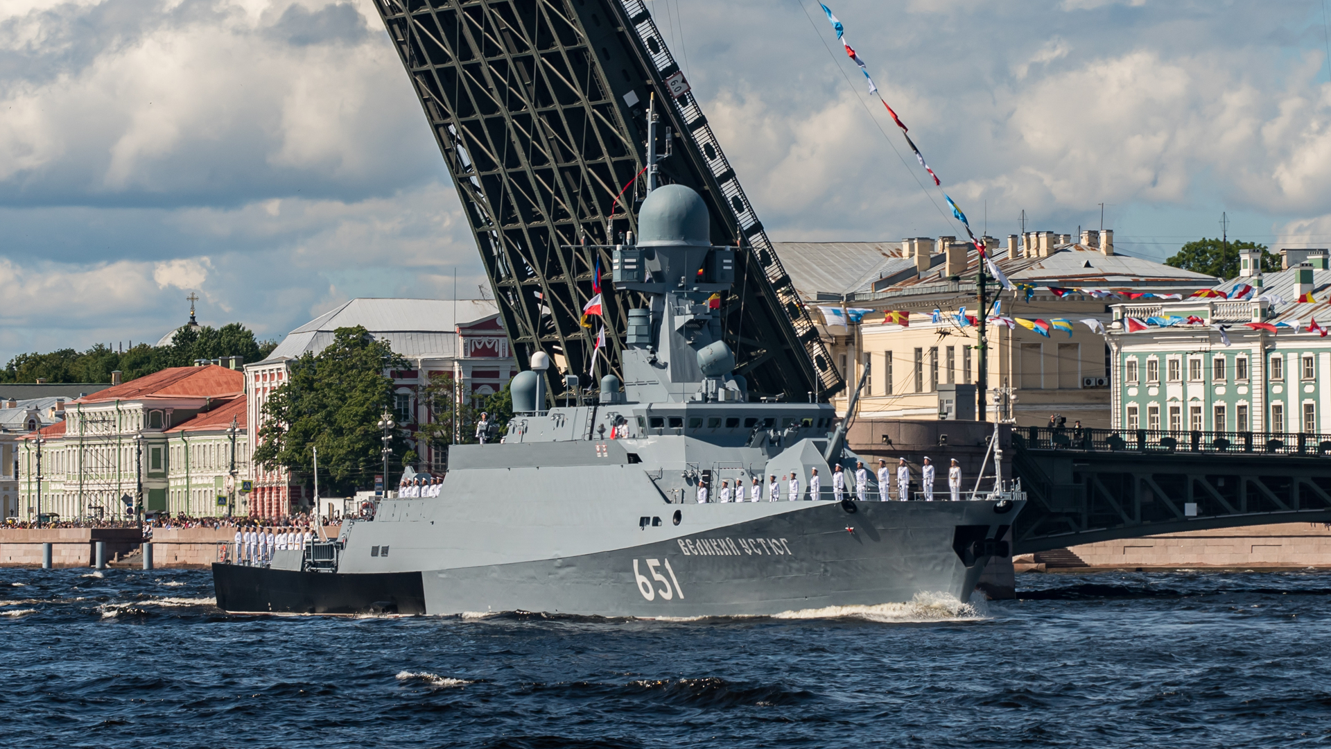 В Петербурге начался военно-морской парад