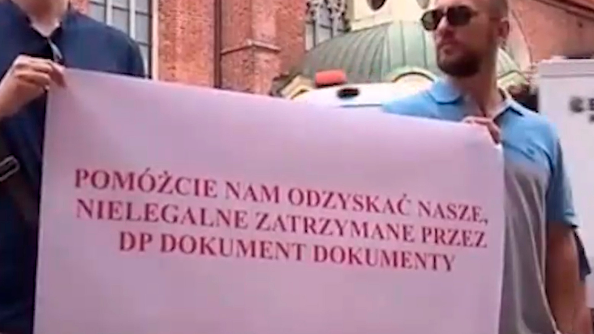 В Польше украинцы устроили протест у стен генконсульства
