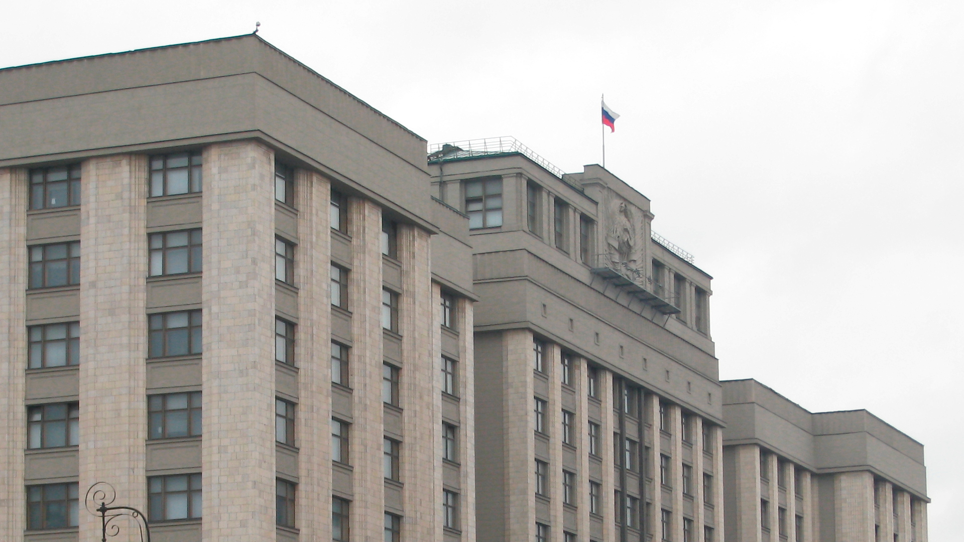 В Госдуме предложили увеличить срок службы для новых граждан РФ