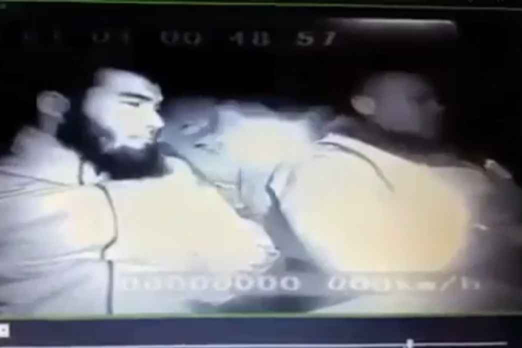 Видео: неизвестные расстреляли полицейских прямо в их машине