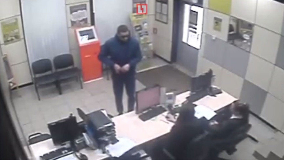 «Деньги или ВИЧ!»: мужик со шприцем 3 раза грабил офисы микрозаймов