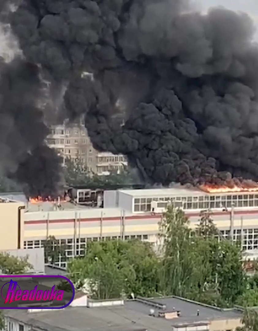 В Екатеринбурге загорелся цех по производству химических материалов